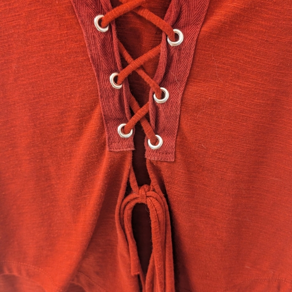 Almost Famous Red Lace-Up Short Sleeve Tee Size Small - Picture 6 of 7
